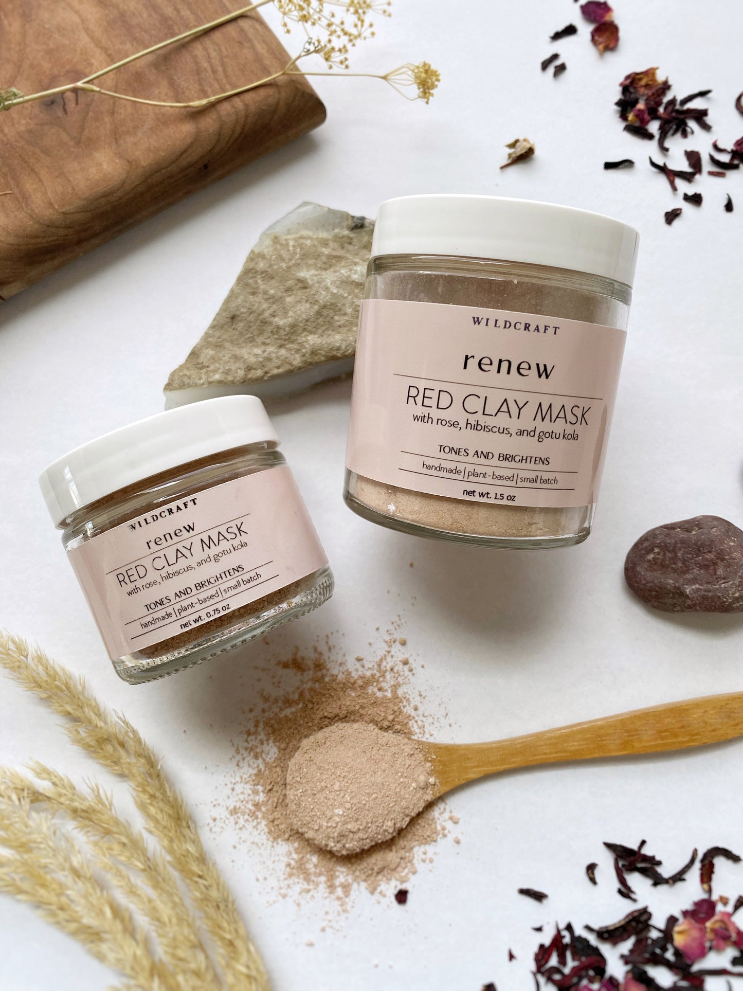 A revitalizing clay face mask powder made with red clay and botanicals to support a youthful radiant complexion. Packed with antioxidants, this mask helps to protect, repair, and brighten the skin while encouraging collagen production, and evening skin tone. Great for all skin types, especially mature skin.